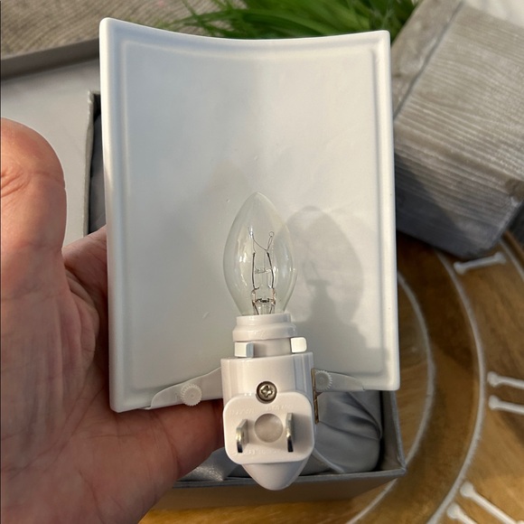 White Floral Ceramic Night Light NEW - Picture 3 of 7